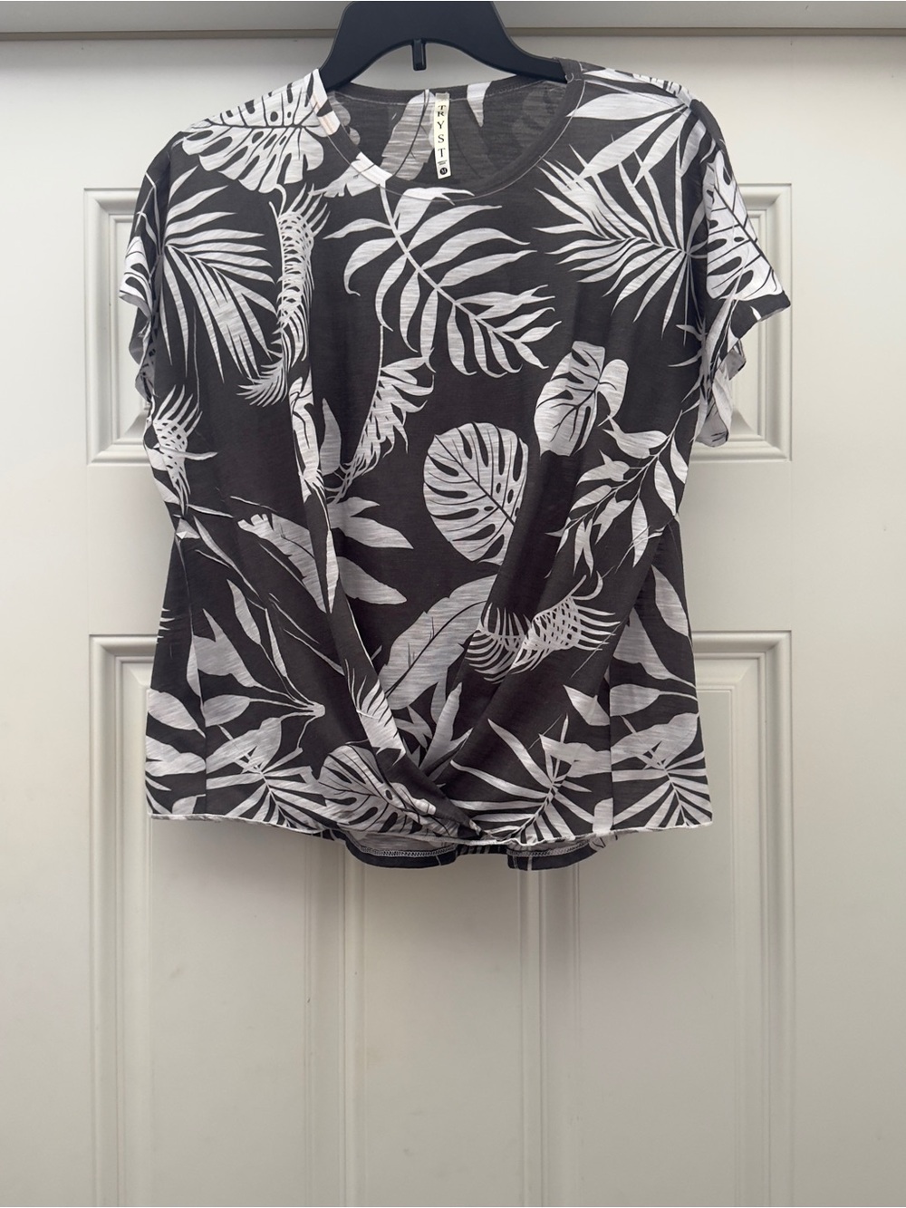 Tryst Women’s Black Tropical Print Knot-Front Top Size M
